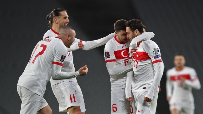 Hakan Calhanoglu layak jadi sosok yang patut diwaspadai dalam laga Turki vs Italia di Euro 2020 (Euro 2021).