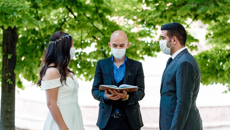 bride and groom in a face protection mask
