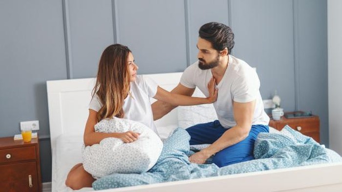 Dia Cinta atau Cuma Gak Bisa Sendirian? Coba Perhatikan Tandanya...