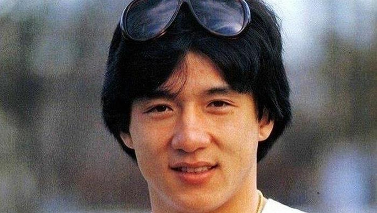 Jackie Chan viral disebuah video TikTok&comma; Ia terlihat menua dan susah berjalan&period; Berikut transformasi Jackie Chan&excl;