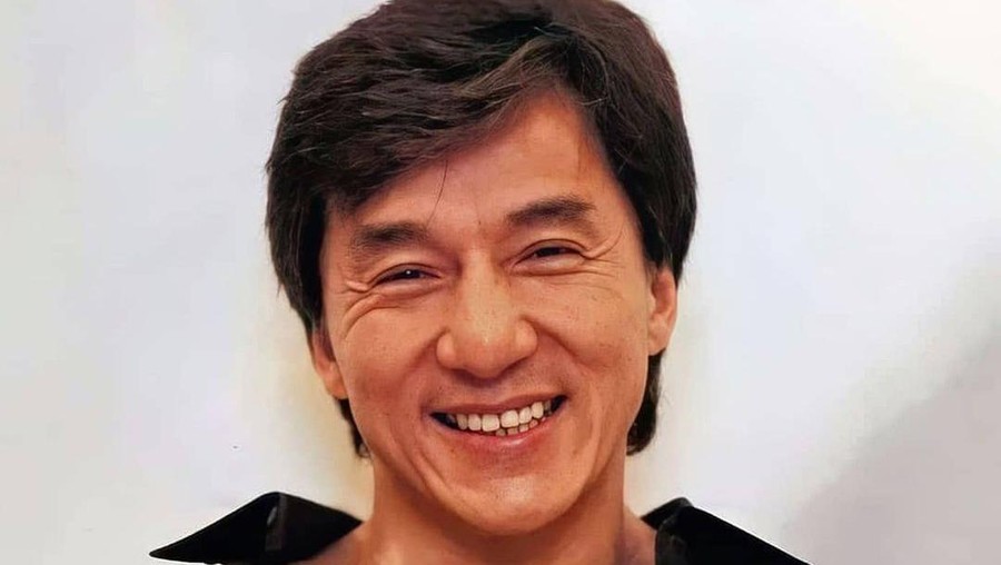 Jackie Chan viral disebuah video TikTok, Ia terlihat menua dan susah berjalan. Berikut transformasi Jackie Chan!