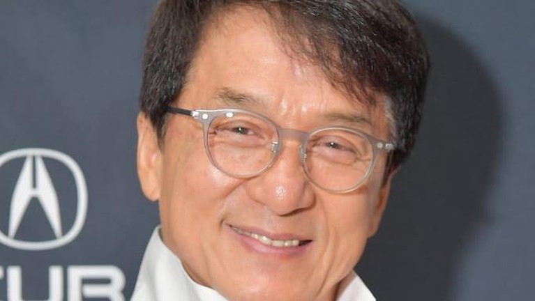 Jackie Chan viral disebuah video TikTok, Ia terlihat menua dan susah berjalan. Berikut transformasi Jackie Chan!