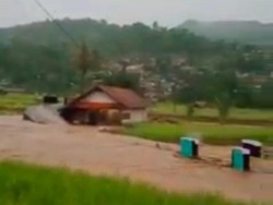 Dampak Banjir Bandang Citengah Sumedang, 3 Rumah Rusak-Sawah Terendam