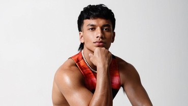 img-title Gaya Jefri Nichol Makin Ajaib, Kini Pede Pakai Gaun dan Kalung Mutiara