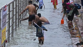 FOTO: Bocah Pemburu Koin demi Cuan di Festival Kumbh Mela
