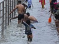 FOTO: Bocah Pemburu Koin demi Cuan di Festival Kumbh Mela