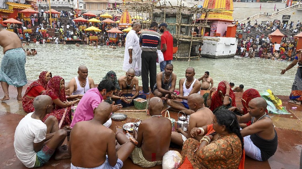 FOTO: Bocah Pemburu Koin demi Cuan di Festival Kumbh Mela
