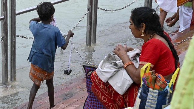 FOTO: Bocah Pemburu Koin demi Cuan di Festival Kumbh Mela