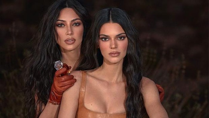 Kendall Jenner Berkolbaorasi dengan KKW Fragrance untuk Rilis Parfum Terbaru Kendall Jenner Berkolbaorasi dengan KKW Fragrance untuk Rilis Parfum Terbaru