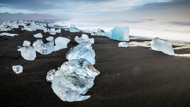 Sedang ramai isu gunung emas di Kongo dan pantai emas di Maluku, ternyata Islandia juga punya pantai berlian.