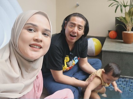Tips Cut Meyriska & Roger Danuarta Ajarkan Bayinya Merangkak