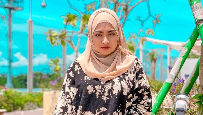 Fakta-Fakta Nathalie Holscher, Istri Komedian Sule yang Makin Cantik