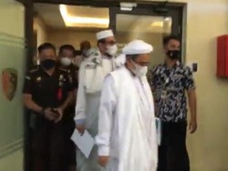 Momen Habib Rizieq Dijemput dari Bareskrim Menuju PN Jaktim