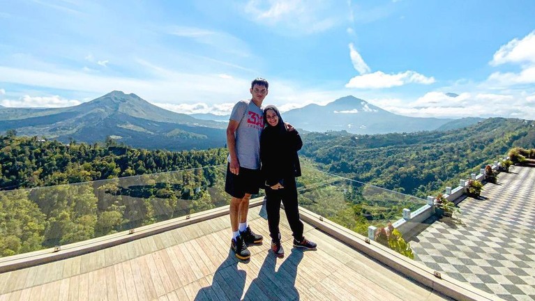 Honeymoon di Bali, Ini Momen Romantisnya Ikke Nurjanah dan Karlie Fu Ikke Nurjanah dan Karlie Fu belum lama ini honeymoon di Bali. Yuk intip, momen romantis mereka!