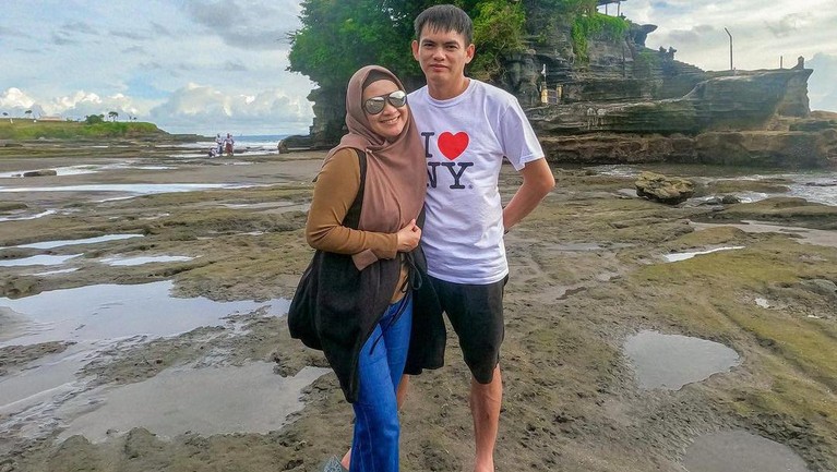 Ikke Nurjanah dan Karlie Fu belum lama ini honeymoon di Bali. Yuk intip, momen romantis mereka!