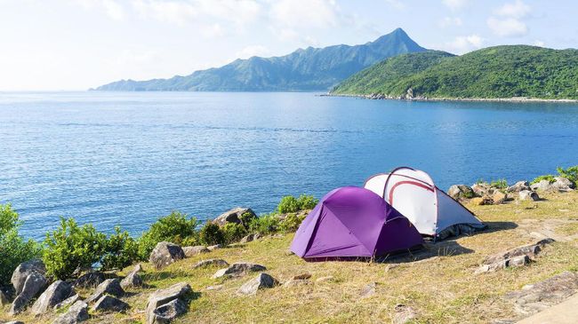Kamu bisa merasakan pengalaman camping yang seru dengan pemandangan asri dan sejuk di lokasi yang tidak jauh dari Jakarta seperti Bogor, Jawa Barat. 