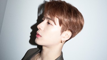 img-title Penampilan Merah Merona Jackson Wang di GQ Men of the Year Bikin Salfok