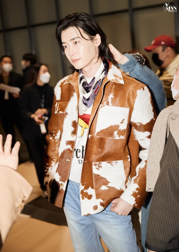 Dilansir dari soompi.com, pada tanggal 25/03/21 agensinya membagikan foto Lee Jong Suk dalam acara tersebut. Lee Jong Suk menjadi model untuk Beyond Closet dan berhasil memikat semua orang dengan penampilannya (gambar : soompi.coom)
