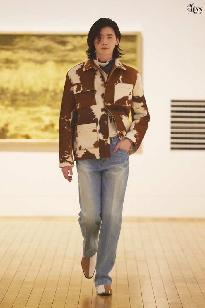 Selain itu Lee Jong Suk ingin membantu industri fashion Korea sambil menunjukkan kesetiaannya kepada desainer Ko Tae Yong. Acara ini berlangsung secara online. (Gambar : soompi.com)
