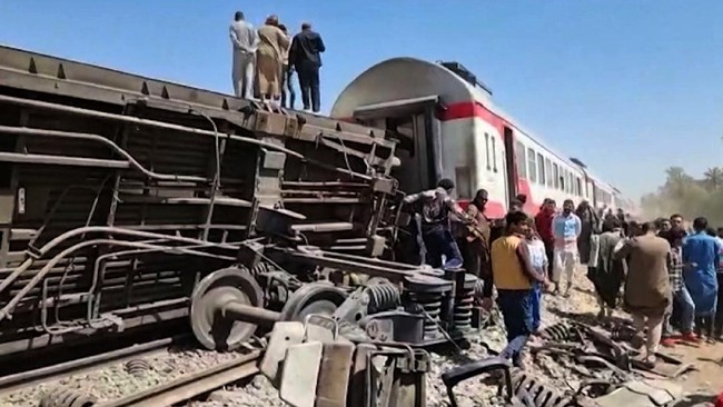 Sedikitnya 32 orang tewas dan 66 luka-luka akibat kecelakaan kereta di Mesir. Dua kereta bertabrakan di Provinsi Sohag