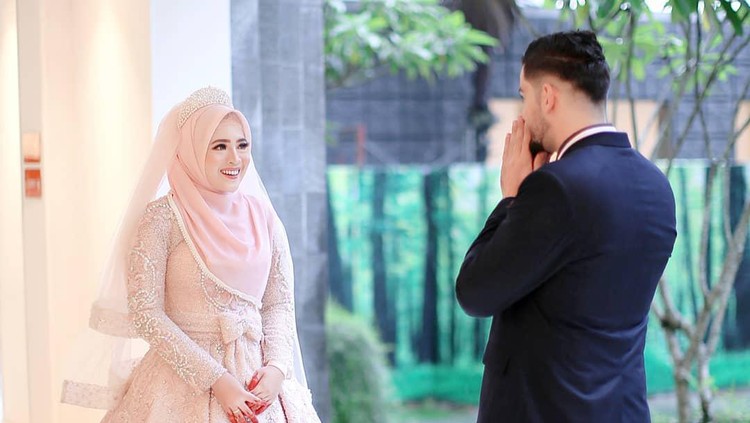 Kisah cinta bule asal Palestina, Ali Halabia. Ingin mendapatkan hati wanita asal Malang, Jawa Timur Khadijah Azzahra.