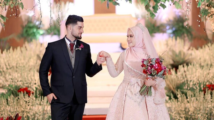 Kisah cinta bule asal Palestina, Ali Halabia. Ingin mendapatkan hati wanita asal Malang, Jawa Timur Khadijah Azzahra.