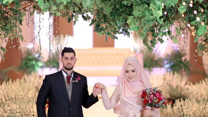 Kisah cinta bule asal Palestina, Ali Halabia. Ingin mendapatkan hati wanita asal Malang, Jawa Timur Khadijah Azzahra.