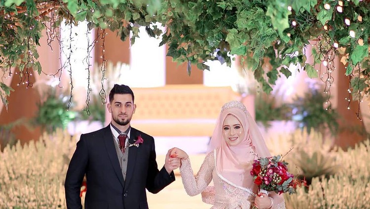 Kisah cinta bule asal Palestina, Ali Halabia. Ingin mendapatkan hati wanita asal Malang, Jawa Timur Khadijah Azzahra.