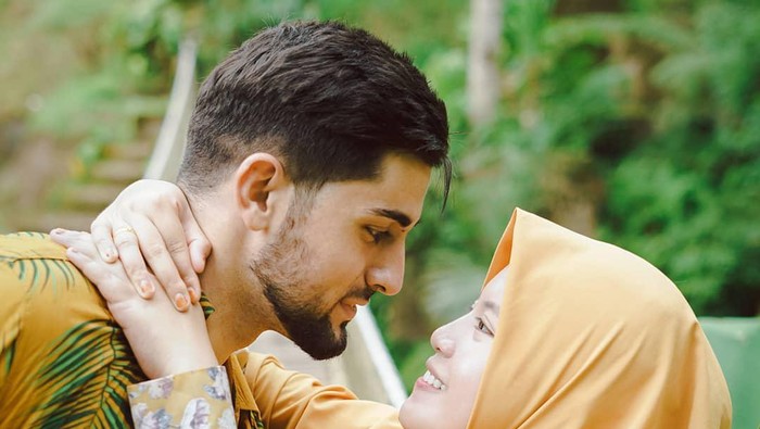 Kisah cinta bule asal Palestina, Ali Halabia. Ingin mendapatkan hati wanita asal Malang, Jawa Timur Khadijah Azzahra.