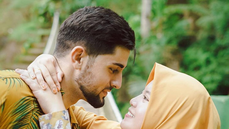 Kisah cinta bule asal Palestina, Ali Halabia. Ingin mendapatkan hati wanita asal Malang, Jawa Timur Khadijah Azzahra. Kisah cinta bule asal Palestina, Ali Halabia. Ingin mendapatkan hati wanita asal Malang, Jawa Timur Khadijah Azzahra.