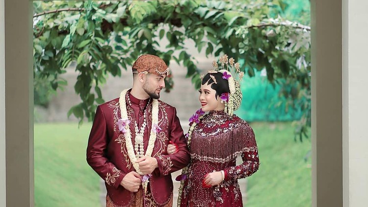 Kisah cinta bule asal Palestina, Ali Halabia. Ingin mendapatkan hati wanita asal Malang, Jawa Timur Khadijah Azzahra.