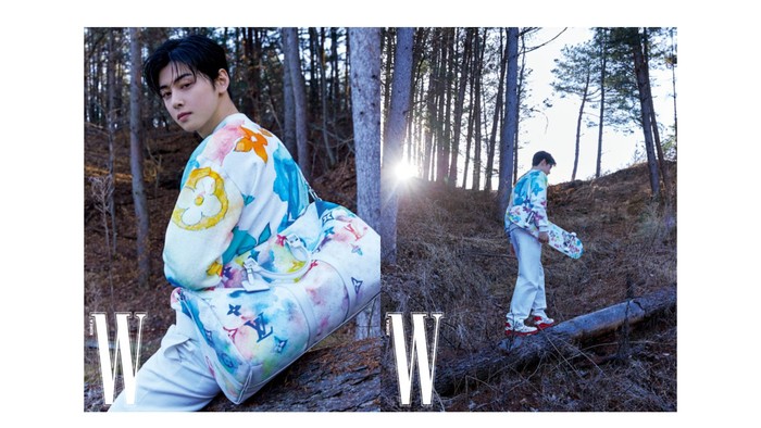 Sweatshirt dengan pola lukisan bunga yang tampak modis dikenakan oleh Cha Eun Woo. / foto: wkorea.com