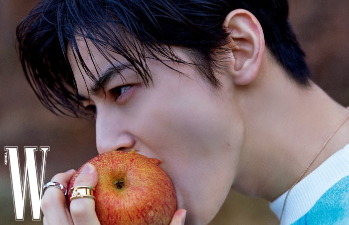 Eitss, jangan salah fokus! Cha Eun Woo bilang suka pakai aksesoris seperti cincin, biar penampilannya makin kece! / foto: wkorea.com