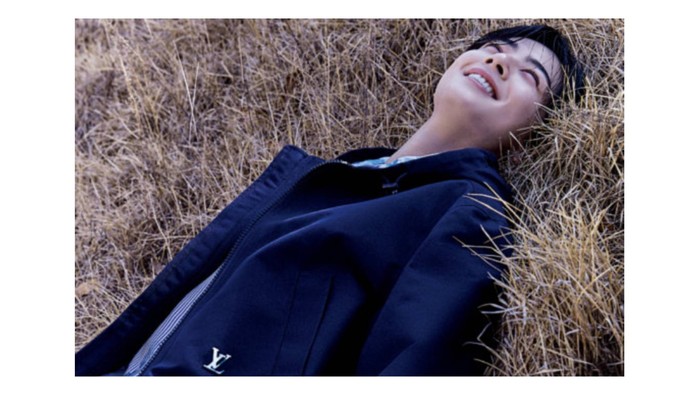 Bonus! Cha Eun Woo ternyata masih susah buat nahan ketawa di sela-sela pemotretan, loh. / foto: wkorea.com