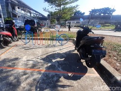Kosong, #ParkiruntukSepeda di Stasiun Bekasi Timur Justru Diisi Motor