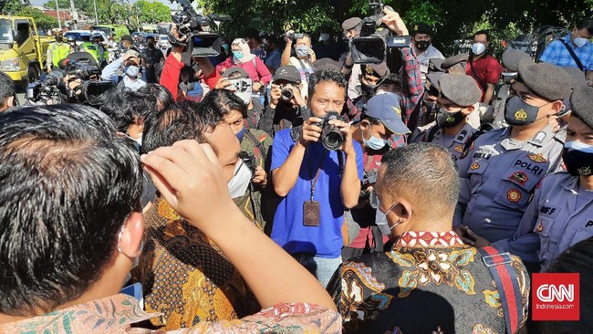 Kuasa hukum Riziew menyatakan akan melayangkan protes kepada majelis hakim PN Jaktim yang melarang wartawan meliput sidang pembacaan eksepsi kliennya.