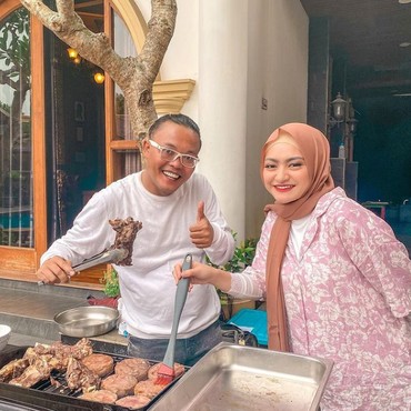 Sudah Tinggal Serumah, Nathalie dan Sule Mesra Buka Puasa Bersama