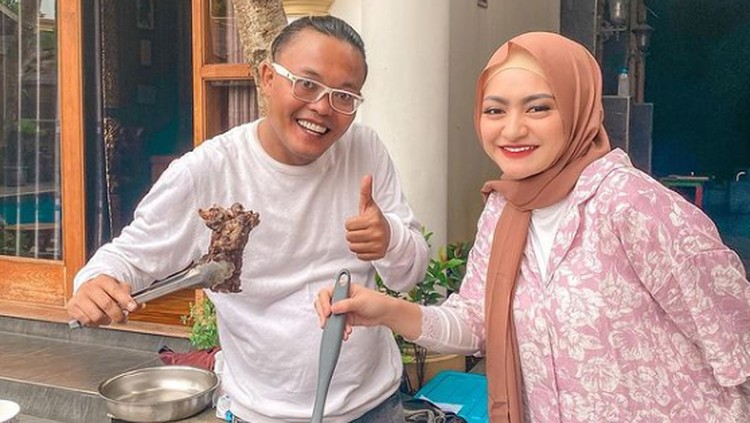 Romantisnya Nathalie Holscher dan Sule ssat BBQ-an