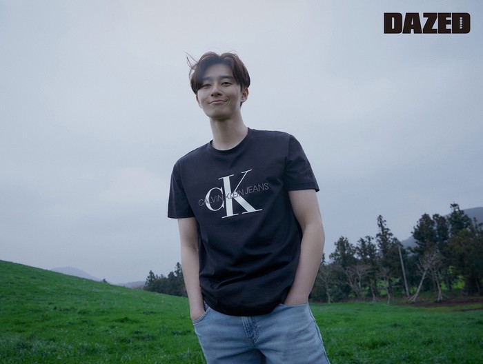 Ada yang bilang t-shirt hitam dan celana jeans biru memang tidak pernah salah. Seperti Park Seo Joon yang tetap bisa tampil kece dengan perpaduan outfit sederhana ini / foto: twitter.com/dazedkorea