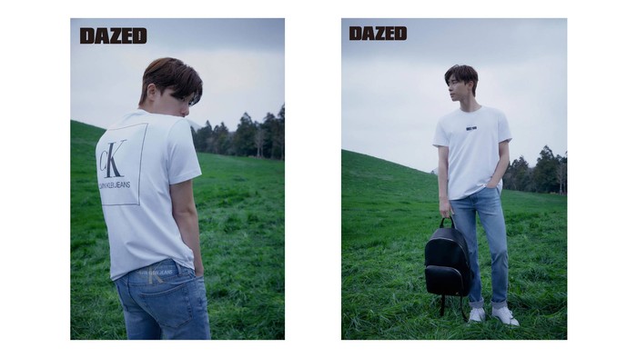 Tidak cuma warna hitam, t-shirt putih juga buat penampilan Park Seo Joon terlihat lebih fresh / foto: twitter.com/dazedkorea