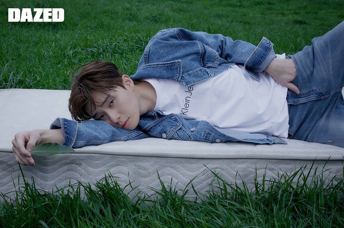Musim Semi merupakan musim paling dinanti, karena suhu udara di Korea mulai hangat. Jaket jeans yang Park Seo Joon pakai menjadi penyempurna untuk dikenakan ketika musim semi / foto: twitter.com/dazedkorea