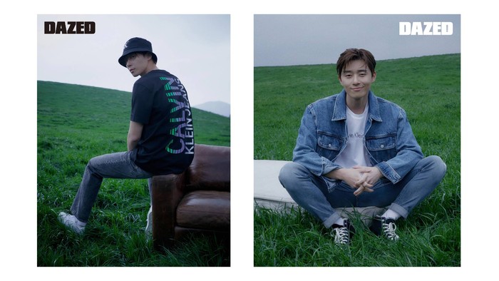 Terakhir! kamu lebih suka gaya Park Seo Joon dengan t-shirt hitam, atau t-shirt putih lengkap dengan jaket jeans? / foto: twitter.com/dazedkorea