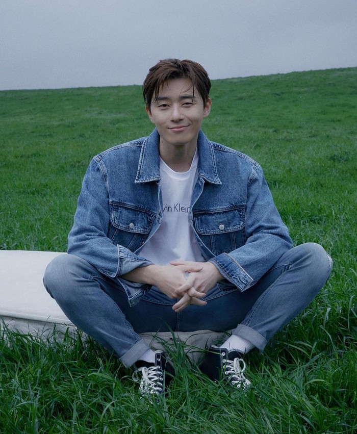 Kali ini, Park Seo Joon tampil keren dengan koleksi kaos putih dari Calvin Klein, jaket jeans, celana jeans, serta memakai sneakers casual. Senyuman dari Park Seo Joon juga membuat tampilannya lebih manis dan memukau. (Foto: instagram.com/dazedkorea)