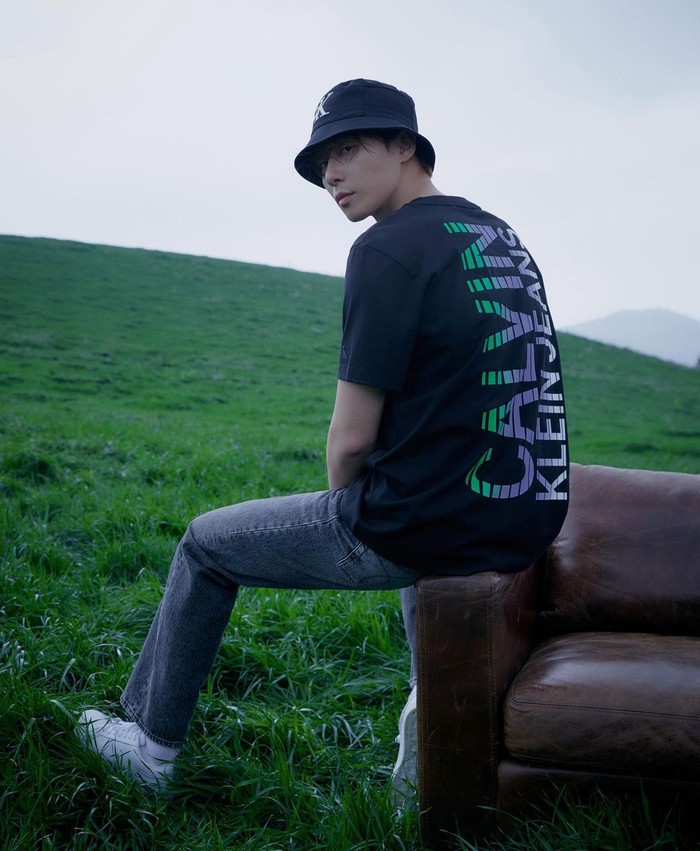 Park Seo Joon terlihat tampan dengan memakai kaos hitam, celana jeans dan sneaker putihnya. Tak ketinggalan, bucket hat berwarna hitamnya juga dapat menghalau sinar matahari langsung dan membuat tampilannya lebih stylish. (Foto: instagram.com/dazedkorea)