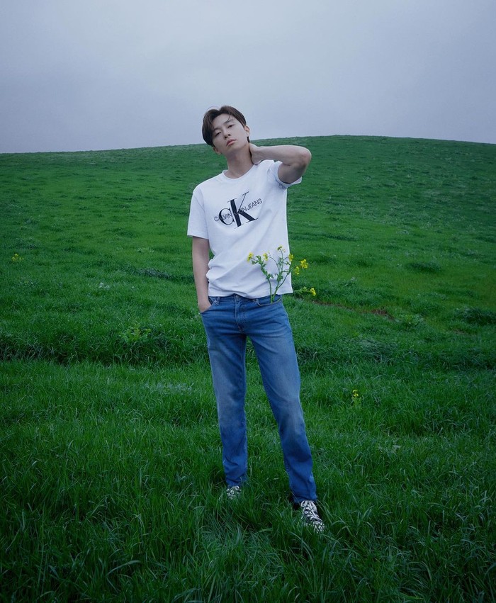 Tampil lebih fresh layaknya Pulau Jeju ini, Park Seo Joon menggunakan kaos putih lengan pendek dari Calvin Klein, jeans berwarna gelap, sneakers casual, serta aksesoris beberapa tangkai bunga di saku celananya. (Foto: instagram.com/dazedkorea)