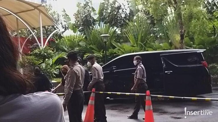 Penampakan Cita Citata Memenuhi Panggilan KPK Terkait Korupsi Bansos COVID-19 Cita Citata dipanggil KPK terkait korupsi bansos Covid-19, berikut penampakannya!
