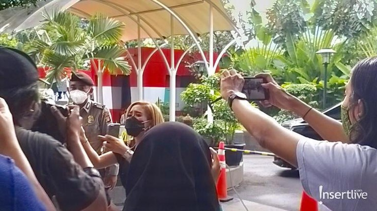 Penampakan Cita Citata Memenuhi Panggilan KPK Terkait Korupsi Bansos COVID-19 Cita Citata dipanggil KPK terkait korupsi bansos Covid-19, berikut penampakannya!