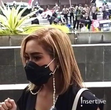 Penampakan Cita Citata Saat Datangi KPK Terkait Kasus Korupsi Bansos COVID-19