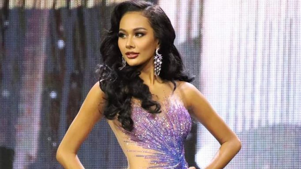 Memasuki sesi preliminary contest&comma; Aurra Kharishma tampil memukau dengan evening gown di ajang Miss Grand International 2020&period; Berikut potret memukau Aurra&excl;