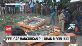VIDEO: Petugas Hancurkan Puluhan Mesin Judi